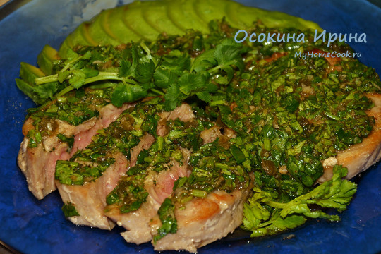 Медальоны из тунца с соусом из кинзы