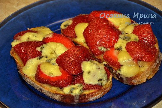 Бутерброды с клубникой и дор-блю