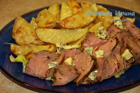 Горячий картофельный салат с ростбифом