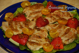 Салат с жареным мясом и клубникой