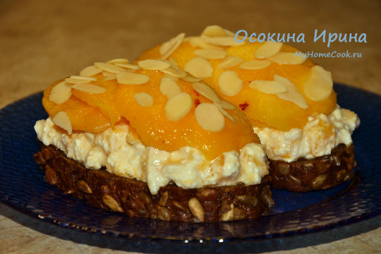 Бутерброды с персиками и творогом