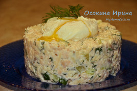 Салат с отварной рыбой и яйцами пашот
