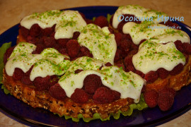Гренки с малиной и сырным соусом