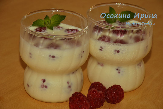 Замороженный десерт с малиной