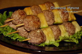Жареные шашлычки из баранины с кабачком