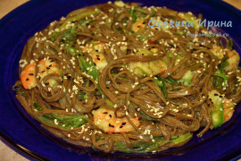 Соба с креветками и чукой