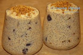 Ночная овсянка с чиа и сливами